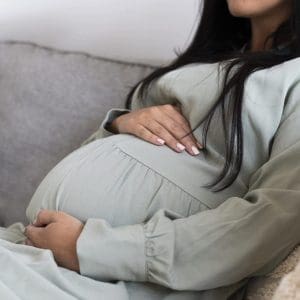 close-up-pregnant-woman-sitting-couch close-up-pregnant-woman-sitting-couch
